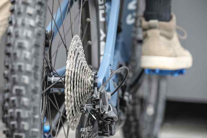   Absolutes No-Go: Anfahren in schweren Gängen und bei maximaler Unterstützungsstufe. Denn gerade bei niedriger Trittfrequenz reißt der Motor mit brachialem Drehmoment an wenigen Zähnchen. Bei vollem Kettenschräglauf.