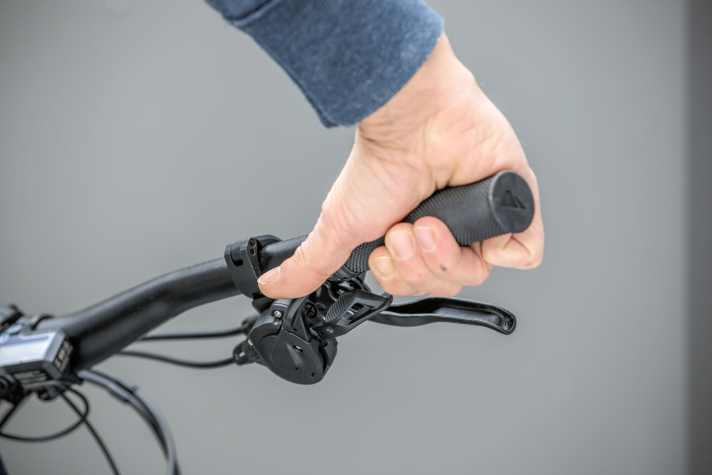   Besser: Vor dem Anfahren oder Beschleunigen runterschalten. Überhaupt freuen sich Motor und Antriebskomponenten über leichtere Gänge und höhere Trittfrequenzen – bei ruhiger Fahrt, aber ganz besonders beim Beschleunigen.