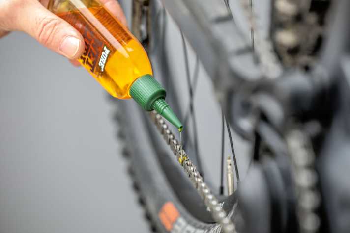   Sind E-Bike und Antrieb sauber und trocken, kann man mit dem Nachschmieren oder Ölen beginnen.