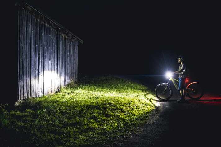   Hell leuchten und trotz­dem nicht blenden? Wie beim Auto wird das auch am Bike durch das Umschalten zwischen Abblend- und Fernlicht gelöst. Das Fernlicht sorgt für ein homo­genes Leuchtbild und eine hohe Reichweite der Lampe mit bester Kurvenausleuchtung.