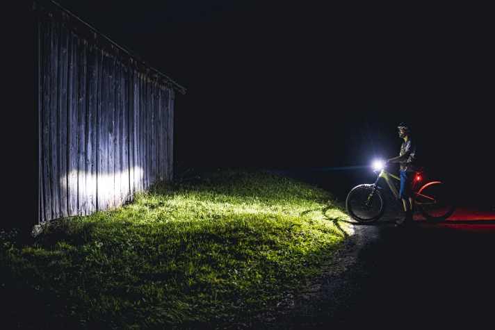   Bei Gegenverkehr wechselt man per Knopfdruck zurück auf das Abblendlicht, das eine klare Begrenzung der Leuchtweite nach oben hin aufweist. Lampen ohne Fernlicht mit Straßenzulassung weisen immer diese Begrenzung der Leuchtweite auf, alle anderen sind in Deutschland nicht zugelassen.