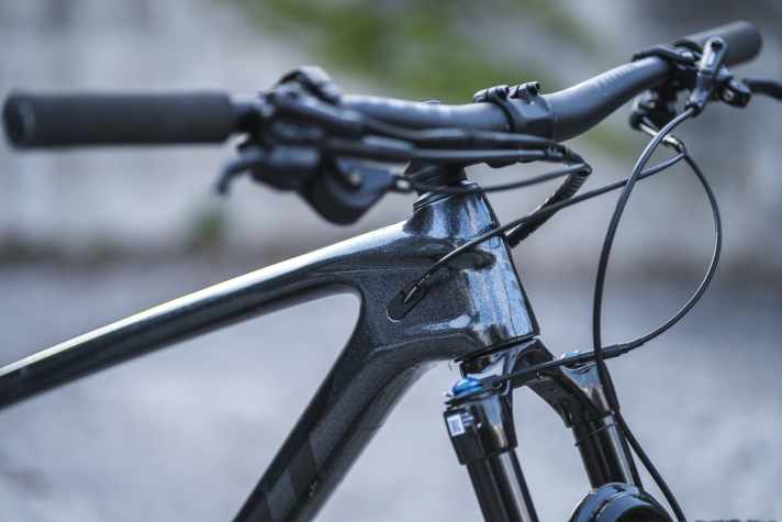   Giant Anthem Advanced Pro 2: Oben hui, unten pfui: Am Steuerrohr laufen die Kabel und Leitungen durch solide Führungen ins Rahmeninnere.