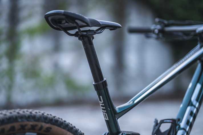   BMC Fourstroke 01 LT One: Die hauseigene, integrierte Tele-Stütze bietet leider nur 80 Millimeter Hub. Die ovale Form verhindert Spiel.