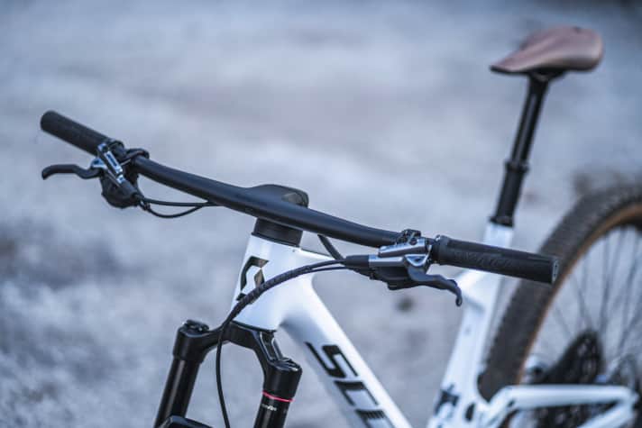 Scott Spark RC Pro: Einziges Manko bergab: Der 730 Millimeter schmale Lenker passt nicht so recht ins abfahrtsstarke Gesamtbild.