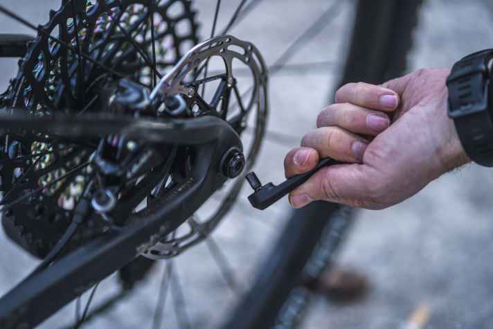   Trek Supercaliber 9.9 XX1 AXS: Der Hebel der Steckachse lässt sich abziehen und als Inbus-Schlüssel nutzen.