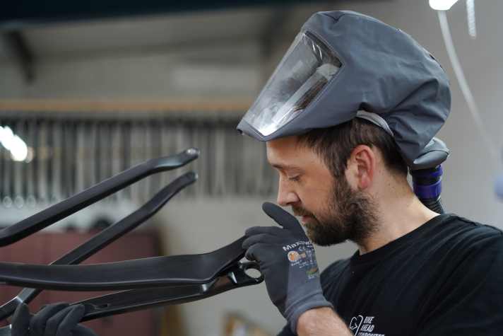   Fachkräfte für den Rahmenbau sind in der EU rar. Beim deutschen Carbon-Experten All Ahead Composites lässt unter anderem <a href="https://www.bike-magazin.de/mountainbikes/trailbikes/bike-test-trailbikes-2022-last-celos" target="_blank" rel="noopener noreferrer nofollow">Last</a>  seine Carbon-Modelle fertigen.