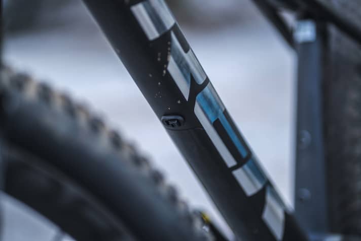   Trek Supercaliber 9.9 XX1 AXS: Einfach, aber clever: Durch eine Öffnung am Unterrohr fixiert ein  Kabelbinder die Leitungen von innen.