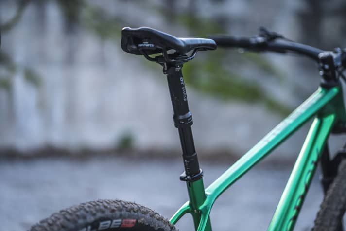   Storck Rebel.4 Pro: Die Vario-Stütze von DT-Swiss punktet zwar bergab, schränkt aber durch die umgedrehte Bauweise die Sitzhöhenverstellung stark ein.