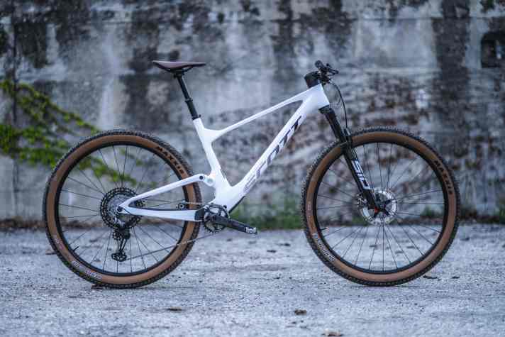 Mit rund 11 Kilo flott bergauf unterwegs, mit 120 Millimeter Federweg gut gedämpft bei der Abfahrt: Down-Country-Bikes - wie das <a href="https://www.bike-magazin.de/mountainbikes/trailbikes/test-scott-spark-920-2022" target="_blank" rel="noopener noreferrer nofollow">Scott Spark 920</a>  - decken einen breiten Einsatzbereich von Speed bis Trailspaß ab.