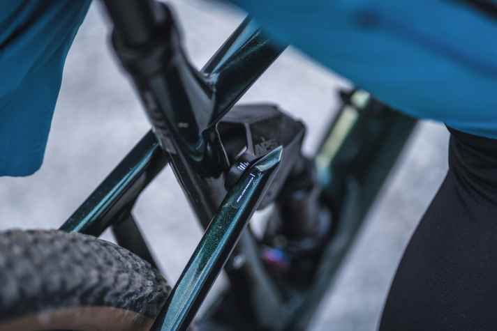   BMC Fourstroke 01 LT One: Die SAG-Anzeige auf der Sitzstrebe liefert Orientierungspunkte, ob das Fahrwerk eher straff oder komfortabel abgestimmt wurde.
