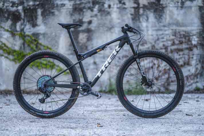 Leicht, meist um die 10 Kilo, und mit maximal 100 Millimeter Federweg - das sind die schnellen Cross-Country-Bikes - wie das <a href="https://www.bike-magazin.de/mountainbike/marathon/mr-perfect-trek-supercaliber-9-9-xx1-axs-im-test/" target="_blank" rel="noopener noreferrer">Trek Supercaliber 9.9</a> .