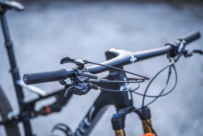   Wilier Urta SLR: Die Lenkerfernbedienung der Vario-Stütze sitzt exponiert auf dem Lenker. Um ihn zu erreichen, muss man den festen Griff am Lenker lösen.
