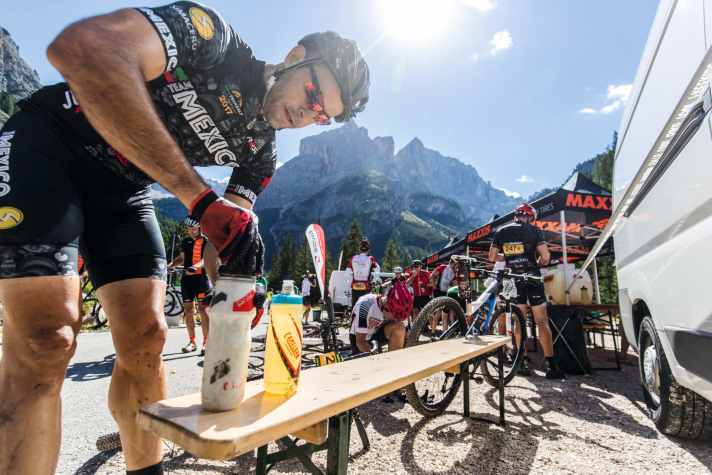   Auf Etappe 6 der BIKE Transalp 2022 kommt man immer wieder an Einkehrmöglichkeiten vorbei. Nur vor der langen Radwegpassage im Val Sugana mit dem anschließenden Kaiserjägerweg sollte man die Trinkwasserreserven noch mal gut auffüllen.