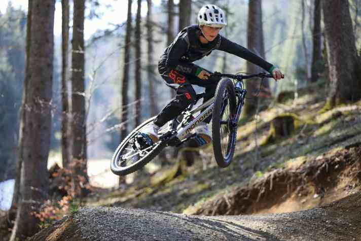   Mondraker F-Play Mit Nabenmotor und Mini-Akku: leichtes E-MTB für Nachwuchs-Shredder.