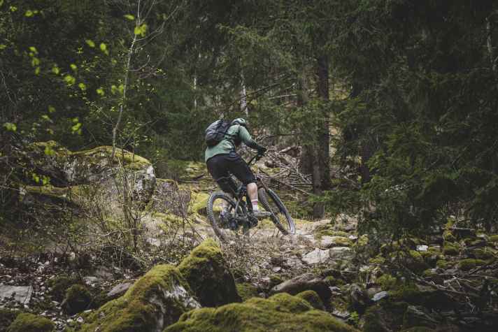   Für ein E-Enduro mit ordentlich Federweg klettert das Deft erstaunlich kompetent.