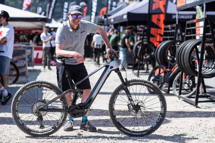   Conway-Entwickler Tom Farbacher zeigt seine neueste E-MTB-Kreation, das Xyron S 8.9 MX Carbon. Antrieb: Bosch Perf. CX Smartsystem, 750 Wh // Federweg: 160 mm // Laufradgröße: 29/27,5 Zoll // Preis: 6499 Euro.
