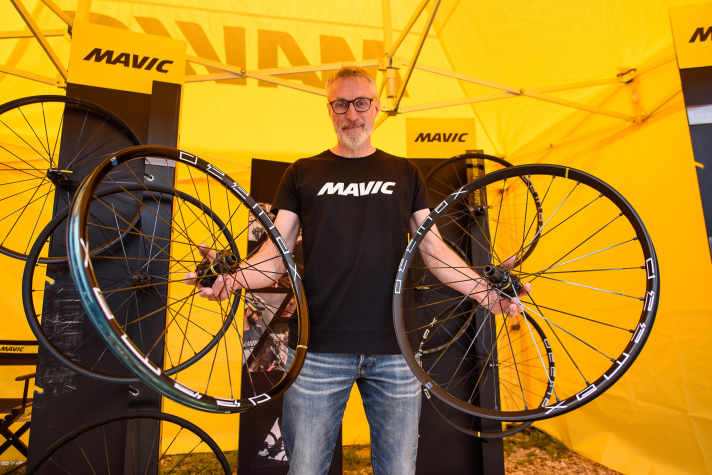   Thomas Kamm von Mavic präsentiert die neuen, günstigeren E-Deemax (links) und die teureren E-Deemax S (rechts). Anders als die E-Deemax S sind die E-Deemax für Tubeless zwar weiterhin auf Felgenband angewiesen, ansonsten aber technisch ähnlich, wenn auch etwas schwerer. Dafür ist der Preis besonders attraktiv.