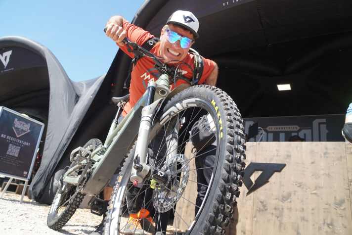   Freeride-Legende Brett Tippie verbreitete auf dem Festival-Gelände gute Stimmung und hält die neue Durolux 38 an seinem E-Enduro Decoy von YT Industries in die Kamera.