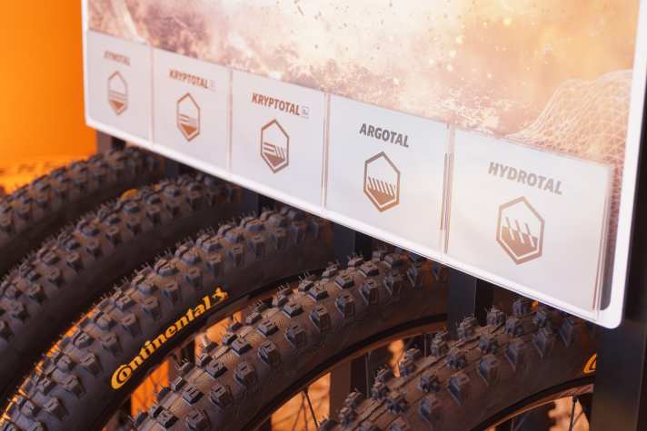   Neben der Allround-Kombi Kryptotal (separate Profile für Vorder- und Hinterrad), gibt es auch Reifen für harte Böden (Xynotal), lose Böden (Argotal) und tiefe, schlammige Untergründe (Hydrotal).