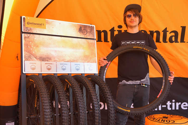   Produktmanager Alexander Hänke zeigt die neue Reifenlinie für den Gravity-Einsatz. Alle Profile eignen sich auch für E-MTBs hervorragend.