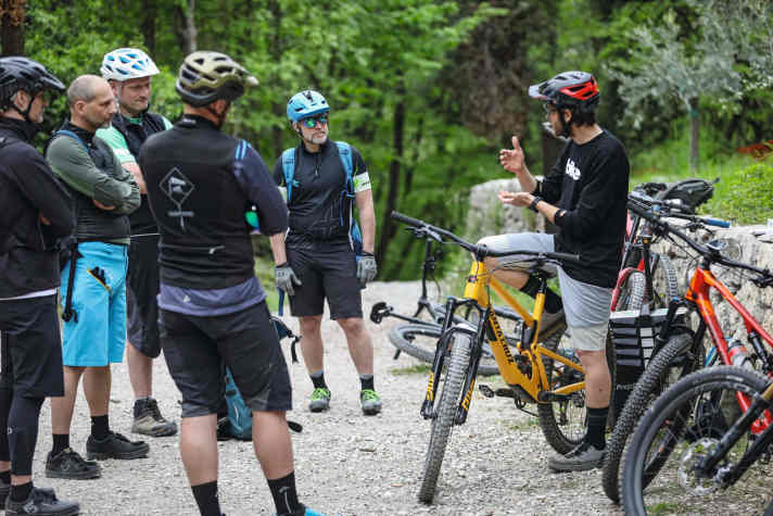   Mit BIKE-Testleiter Peter Nilges zum perfekten Fahrwerks-Setup: Einer der Workshops bei der BIKE Academy im Rahmen des BIKE Festivals am Gardasee 2022.