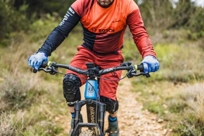   Bergaufbremser: Bei keiner MTB-Disziplin muss man so viel bergauf bremsen wie beim E-Mountainbiken. Insbesondere mit der Hinterradbremse lässt sich die Kraft des Motors optmimal dosieren und das E-MTB kontrollieren. Die Finger liegen daher auch bergauf allzeit bereit immer auf den Bremshebeln. Rock'n'Roll!