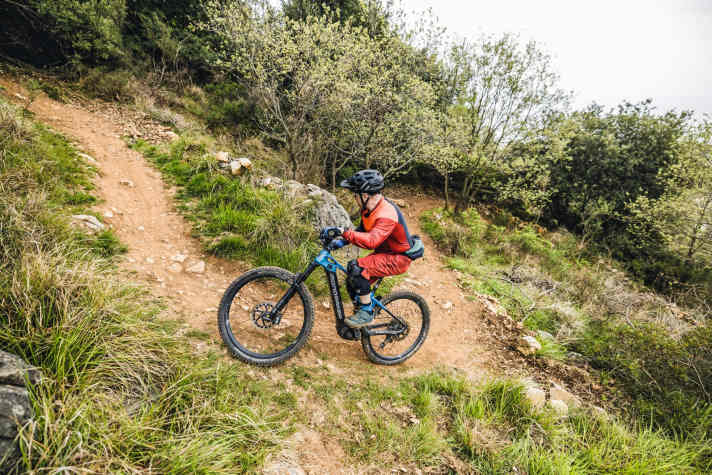   Der Scheitelpunkt der Kurve ist besonders kritisch für die Balance, weil man hier am langsamsten und der Lenker stark eingeschlagen ist. Deshalb peilt man spätestens hier weit nach vorne zum Ende der Kurve. Das stabilisiert, und das Bike folgt automatisch dem Blick.