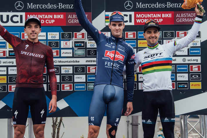   Das Herren-Podium mit Sieger Sam Gaze (Mitte), Jordan Sarrou (links) und Nino Schurter.