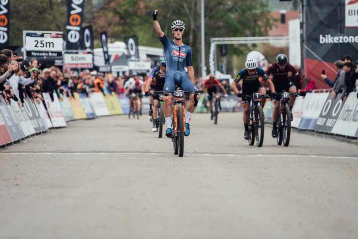   Ungefährdet fährt Sam Gaze zum Short-Track-Sieg in Albstadt. Rechts sprintet Jordan Sarrou noch ganz knapp Nino Schurter ab.
