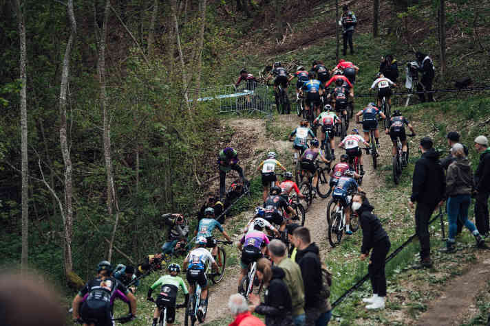   20 Minuten Vollgas und viele Positionskämpfe: das zeichnet die Short-Track-Rennen aus.