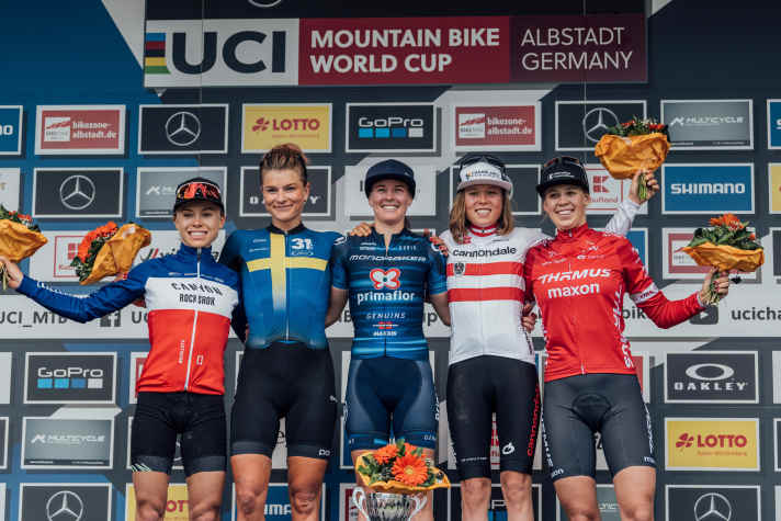   Das Damen-Podium vom XC-Worldcup-Rennen in Albstadt: Loana Lecomte, Jenny Rissveds, Rebecca McConnell, Mona Mitterwallner, Alessandra Keller (von links).