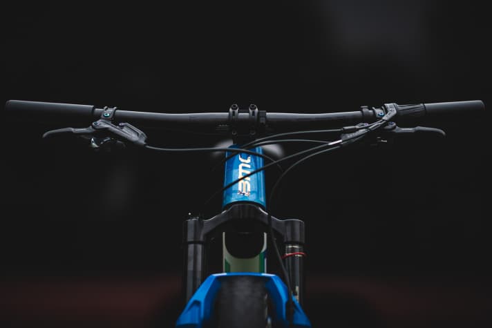   Spannend: Anders als die Pilotinnen, die wegen der immer schwierigeren Worldcup-Strecken auf Down-Country-Bikes umsatteln, setzt Ferrand-Prévot weiterhin auf den Rahmen mit 100 Millimetern am Heck. Unterm Steuerrohr werkelt aber dennoch die Rockshox-Sid-Ultimate mit 120 Millimetern Hub und dicken 35er Standrohren. So versprüht das Bike zumindest an der Front Down-Country-Vibes.