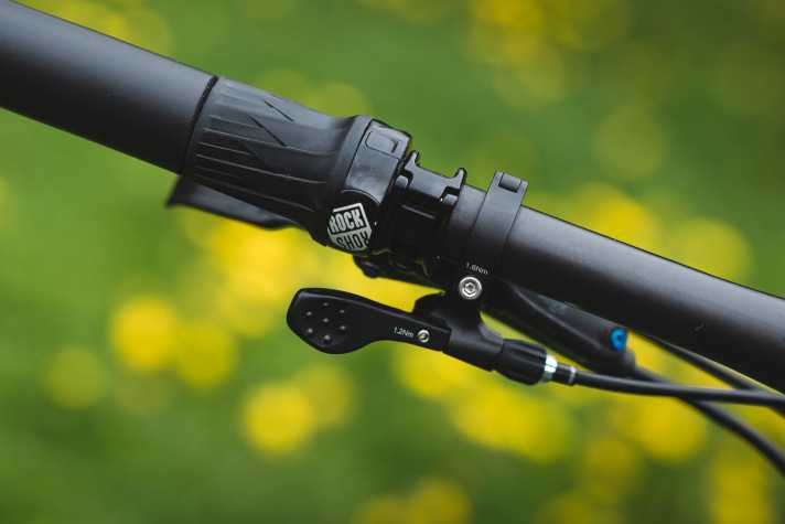   Um Gabel und Dämpfer im Anstieg oder im Sprint gleichzeitig blockieren zu können, verlässt sich die Fanzösin auf den Twist-Loc von Rockshox.