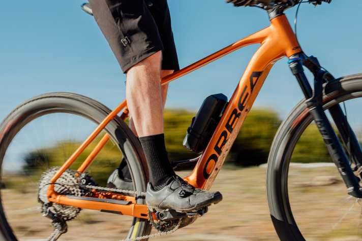   Der Zusatz-Akku mit 252 Wattstunden passt in den Flaschenhalter des Orbea Urrun.