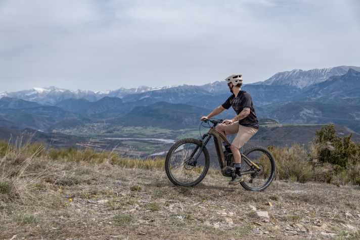   Es darf auch etwas ruppiger zugehen als nur über den Forstweg: Die Sram Guide RE Bremse mit 200 mm-Bremsscheiben lieferte allerdings in bisherigen Tests nicht ganz die Bremsleistung, wie wir sie uns an einem All Mountain wünschen würden.