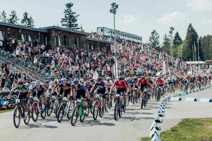   Massenstart vor vollen Besucherrängen in Nove Mesto. Auch an der Strecke des <a href="https://www.mtbnmnm.com/" target="_blank" rel="noopener noreferrer nofollow">Traditions-Worldcups in Tschechien</a>  war es laut.