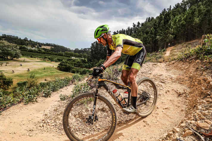   Ergo-Teamfahrer Elmar Sprink beim Cape Epic 2022 - nebenbei testet er die GXR Bike-Griffe. 