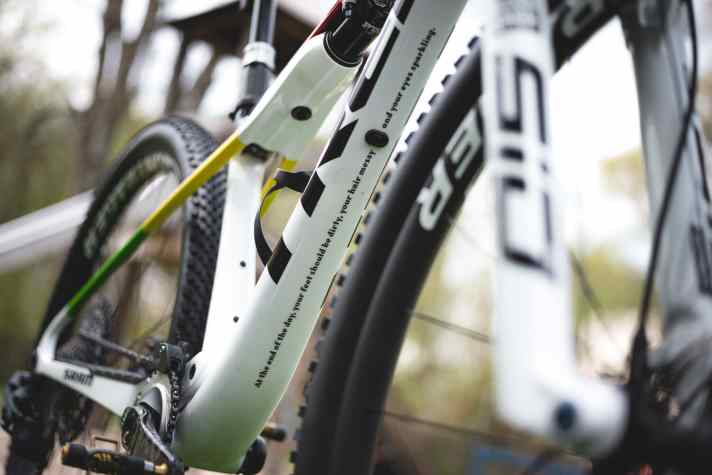   Evie Richards Motto am Unterrohr und vermutlich die einzige weiße Rockshox-Federgabel im ganzen Worldcup.