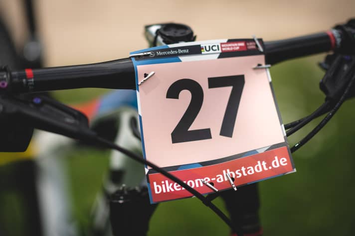   Kabelbinder war gestern: Nachhaltig werden die Startnummern bei Trek Factory Racing mit wiederverwendbaren Gummibändern befestigt.