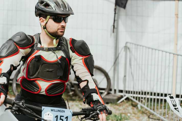   Die <a href="https://www.bike-magazin.de/mtb_news/events_rennen/bike-festival-willingen-2022-emtb-challenge" target="_blank" rel="noopener noreferrer">eMTB Challenge</a>  ist eine Mischung aus Enduro-, Trail- und Orientierungsrennen für E-Mountainbikes. In den beiden Klassen "Advanced" und "Amateur" ging es an den Start. Neben Kondition und Motorleistung waren hier vor allem Fahrtechnik und Orientierung, also Vielseitigkeit gefragt. Der Helm war Pflicht, zusätzliche Schutzausrüstung dringend empfohlen.
