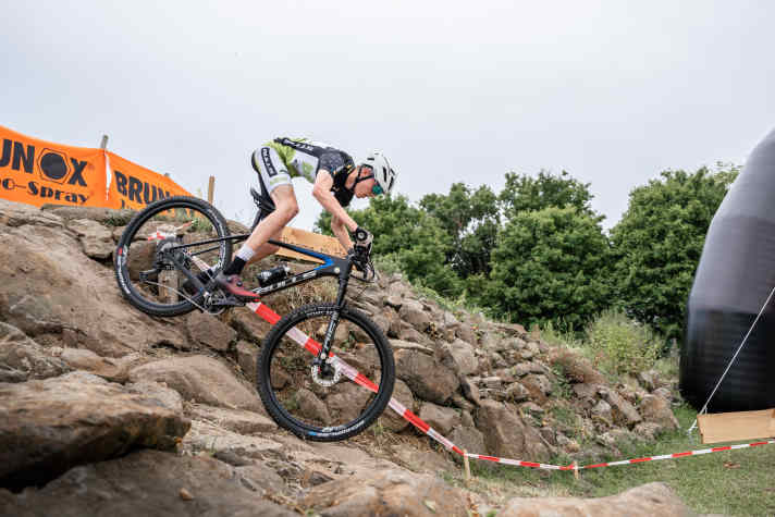   Auch im XCO kann Elias Hückmann gut performen, attackiert noch den Zweitplatzierten, aber sichert sich am Ende doch den 3. Platz.