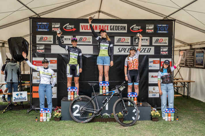   Platz 1 und 2 beim Cross-Country-Rennen der U17 w gehen an das BIKE Junior Team: Lucie und Paulina haben das Feld dominiert.