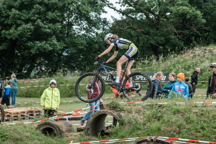   Hier setzt Lucie Hückmann noch solo zum Sprung an, am Ende fährt sie gemeinsam mit Paulina an die Spitze beim Vulkan Race in Gedern.