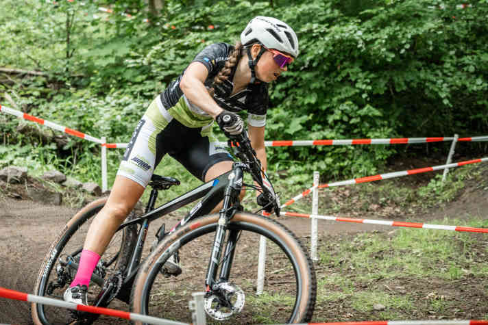  Hektischer Start, aber Paulina Lange fängt sich schnell auf der knackigen Zeitfahrstrecke und sichert sich eine gute Startposition für das XCO-Rennen am nächsten Tag.