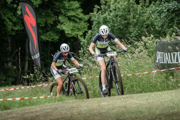   Doppelspitze aus dem BIKE Junior Team: Lucie und Paulina gehen in Führung. Den Zielsprint entscheidet Lucie für sich.