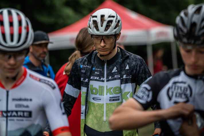   Aber auch dieses Mal hat das Pech zugeschlagen! Max geht ins Risiko, rempelt einen Pfahl und erreicht mit erneutem Defekt Platz 17 beim XCO.