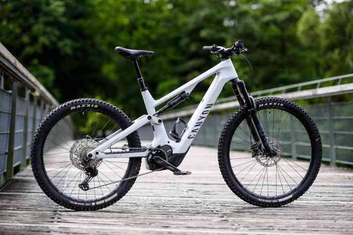   Jetzt im EMTB-Test: Canyon Spectral:ON CF 7 // 150/155 mm Federweg // 900 Wh // 23,7 kg // 5499 Euro