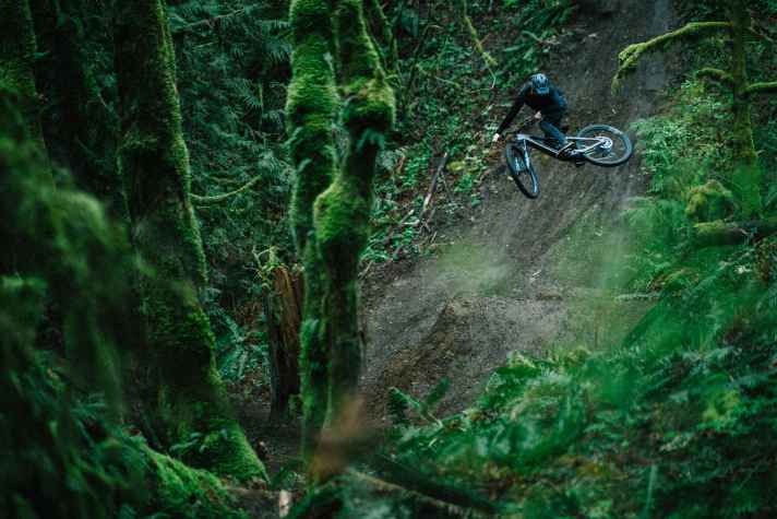 Etwas Airtime scheint dem Transition Relay nicht zu schaden. Das Light E-MTB der Kultmarke scheint mehr echtes E-Enduro als maximal verspieltes Trailbike zu sein. | n.