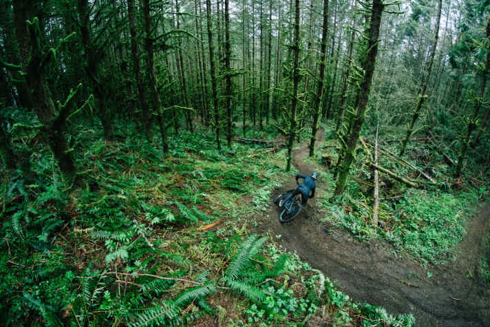 Ausgerechnet die kleine Kultfirma Transition stellt das erste E-MTB mit dem neuen Fazua-Motor vor. Eine echte Überraschung, auch wenn man auf die Bikes noch eine Zeit lang wird warten müssen. | n.