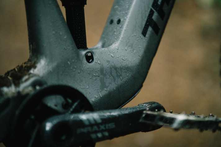 Die kompakte Antriebseinheit versteckt sich im Rahmeninneren. Kaum zwei Kilogramm wiegt der neue Fazua Ride 60 Motor. | r.